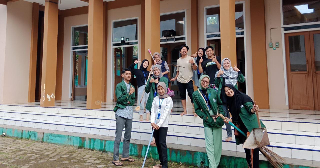 JUM'AT BERSIH BERSAMA MAHASISWA UIN RADEN INTAN LAMPUNG PEKON SIDOKATON